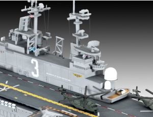 Model okrętu US Navy Assault Carrier Revell - image 2