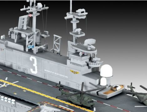 Model okrętu US Navy Assault Carrier Revell - 2