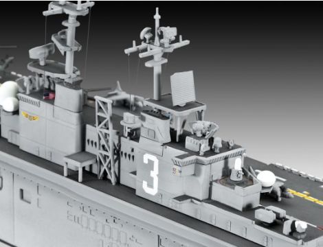 Model okrętu US Navy Assault Carrier Revell - 4