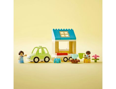 Klocki LEGO DUPLO Dom rodzinny na kółkach 10986 - 10